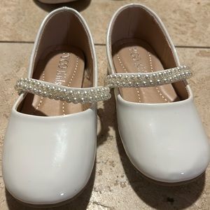 Cream dress shoes with pearls